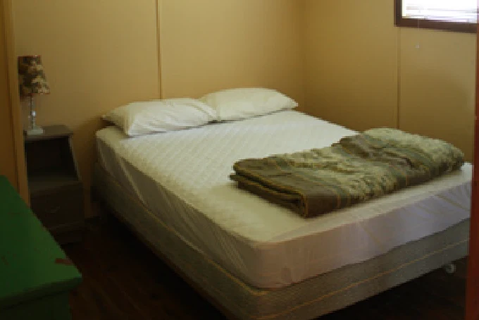 Pigeon-Lake-Resort-Cottage-nine-main-bedroom-queen-size-bed